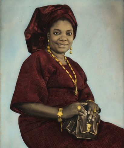 A J.A. FAGBOHUM, SURNOMMÉ « CROSBY » (NIGERIA, NÉ EN 1923) Femme aux bijoux serrant...