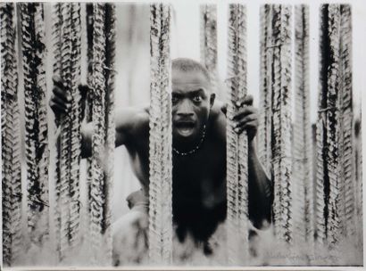 JAMES IROHA UCHECHUKWU (NIGERIA, NÉ EN 1972) Autoportrait, 2002 Tirage argentique...