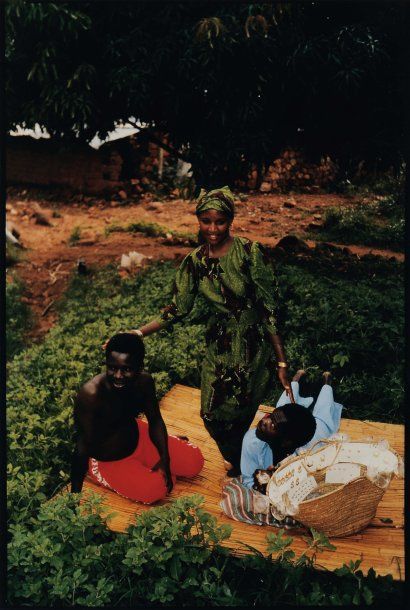 JOHN KIYAYA (TANZANIE, NÉ EN 1970) Déjeuner sur l'herbe, 1998 Tirage argentique couleur,...