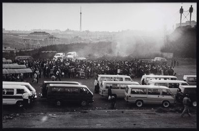 ANDREW TSHABANGU (AFRIQUE DU SUD, NÉ EN 1966) Photographie noir et blanc encadrée,...