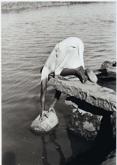 JOËL CHIZIANE (MOZAMBIQUE, NÉ EN 1964) Enfant en train de puiser de l'eau 1998 Tirage...