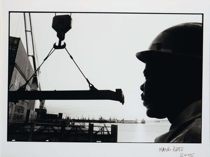 MAURO PINTO (MOZAMBIQUE, NÉ EN 1984) Série « Ports d'afrique ». deux hommes au travail...