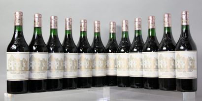 null 12 BOUTEILLES CHÂTEAU HAUT BRION 1er GCC PESSAC LÉOGNAN 1982
Caisse bois d'origine,...