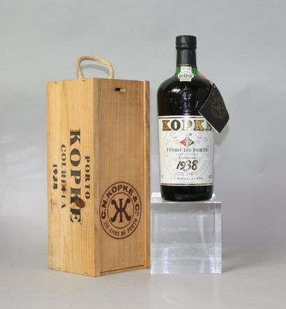 null 1 BOUTEILLE PORTO KOPKE «Colheita 50 ans» 1938
Coffret, mise en bouteille 1988.
Wood...