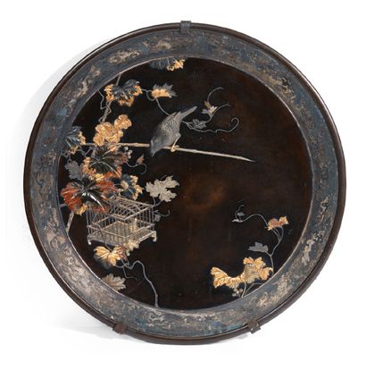 JAPON - Epoque MEIJI (1868-1912) Grand plat rond en cuivre à décor en shibuichi,...