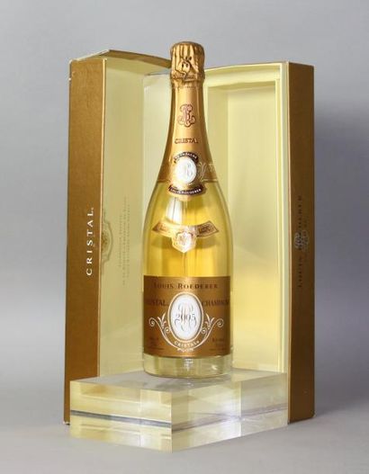 null 1 bouteille CHAMPAGNE CRISTAL DE ROEDERER 2005 Etui endommagée. Casing damaged...