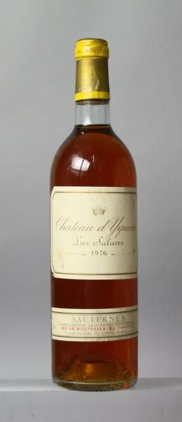 null 1 bouteille CHÂTEAU D'YQUEM 1er GC superieur - Sauternes 1976 Niveau très légèrement...