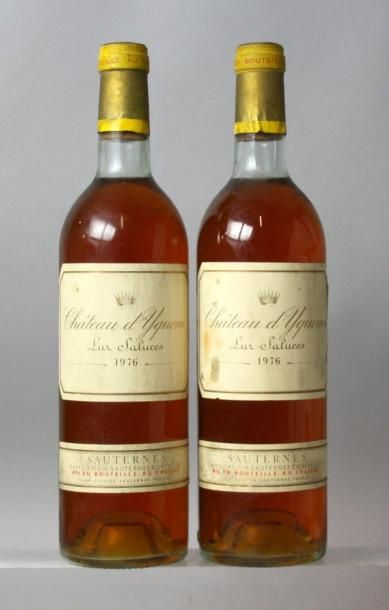 null 2 bouteilles CHÂTEAU D'YQUEM 1er GC superieur - Sauternes 1976 Niveau légèrement...