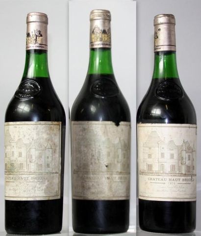  3 bouteilles CHÂTEAU HAUT BRION 1er GCC - Pessac Léognan 1974 Etiquettes tachées,...