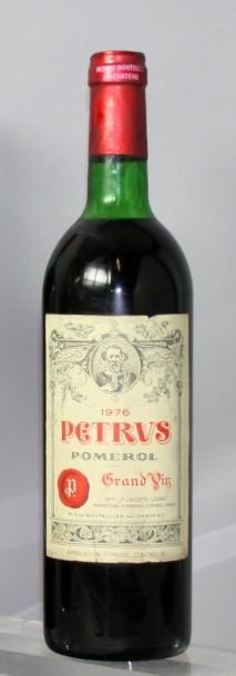 null 1 bouteille PETRUS 1976 Etiquette légèrement tachée, niveau légèrement bas....