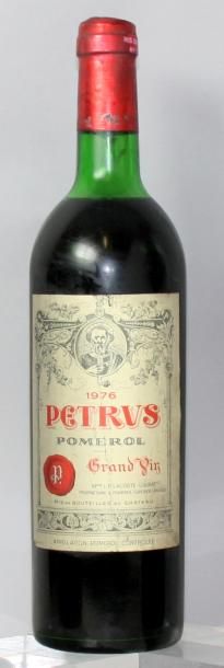 null 1 bouteille PETRUS 1976 Etiquette légèrement tachée, niveau légèrement bas....