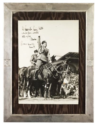 MUSSOLINI Benito. Photo avec dédicace autographe signée, 31, 5 x 23 cm ; Rome, 4...