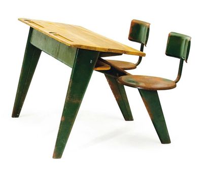Jean Prouvé (1901-1984) Pupitre scolaire deux places aménagé de deux chaises "PP11"...