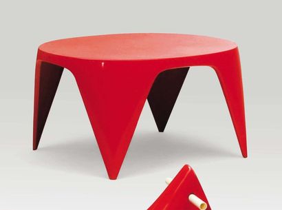 Walter Papst (né en 1924) Table en polyester renforcé de fibre de verre laqué rouge....