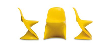 Alexander Begge Suite de trois chaises "Casalino Jr" en ABS moulé de couleur jaune....