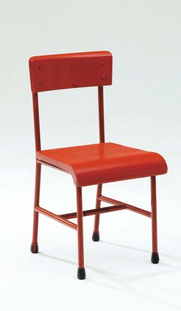 null Chaise en bois laqué rouge et piétement en tube de métal laqué rouge. H_58 cm...