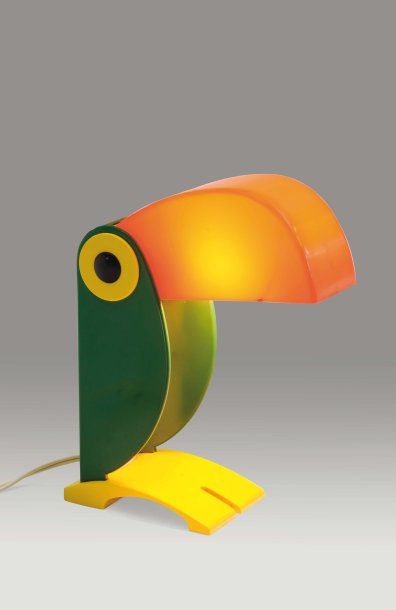 null Lampe à poser "Toucan" en plastique coloré. Vers 1970. H_20,5 cm L_17 cm P_8...