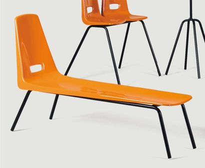 GUY BROWN (né en 1980) Pièce unique Meridienne "School Chair" en plastique orange...