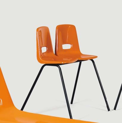 GUY BROWN (né en 1980) Pièce unique Chaise "Siamese Chair" en plastique orange et...
