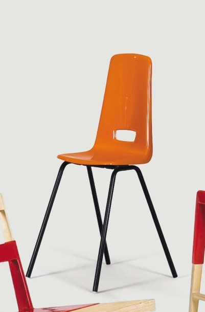 GUY BROWN (né en 1980) Pièce unique Chaise "conehead chair" en plastique orange et...