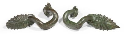 null PAIRE D'ANSES provenant d'une hydrie, les bases en forme de palmette. (2 objets).
Bronze.
Petite...