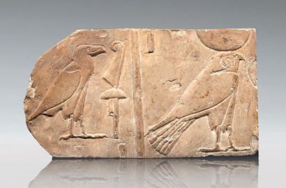 null RELIEF ÉPIGRAPHIQUE.
Relief fragmentaire sculpté de deux colonnes hiéroglyphiques...