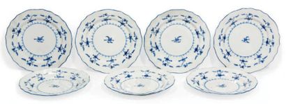 TOURNAI Suite de sept assiettes en porcelaine tendre à motifs de vannerie et côtes...