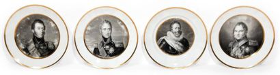 PARIS Quatre assiettes en porcelaine à décor imprimé en grisaille de portraits de...