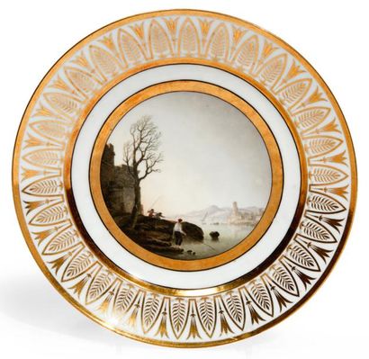 PARIS Assiette en porcelaine à décor polychrome au centre d'un paysage de bord de...