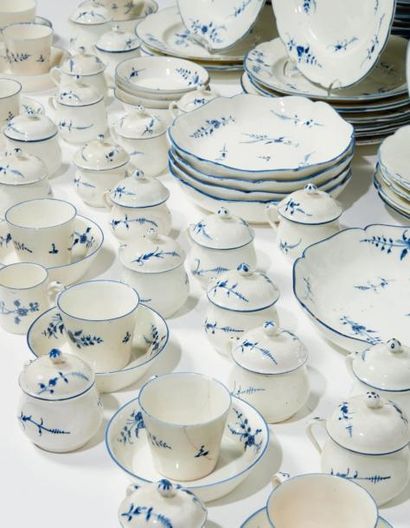 CHANTILLY Importante partie de service en porcelaine tendre à décor en camaïeu bleu...