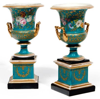 PARIS Paire de vases de forme Médicis en porcelaine reposant sur des socles carrés,...