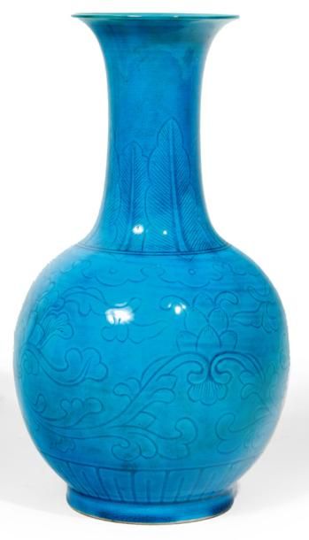 CHINE - XIXe siècle Vase balustre à col évasé en porcelaine émaillée bleu turquoise...