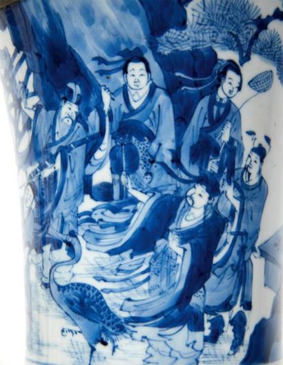 CHINE - EPOQUE KANGXI (1662 - 1722) Vase gu en porcelaine bleu blanc à décor de paysage...