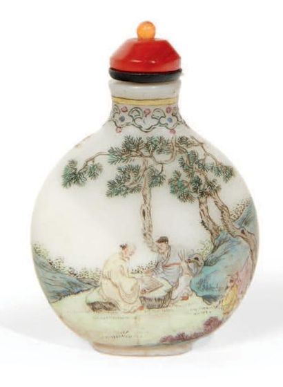 CHINE - XIXe siècle Flacon tabatière de forme ronde et aplatie en verre émaillé polychrome...