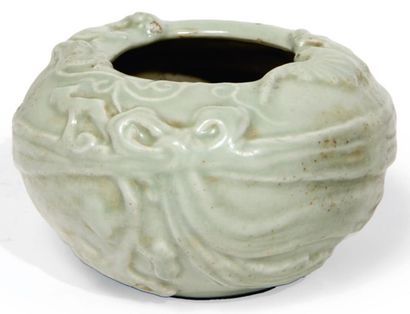 CHINE - XVIIIe siècle Coupe en porcelaine émaillée céladon à décor de chauvesouris...
