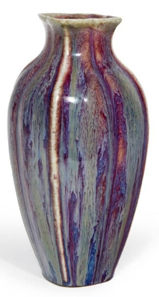 CHINE - Vers 1900 Vase balustre à pans coupés le col polylobé en forme de pétale...