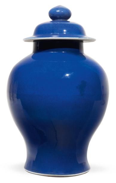 CHINE - XIXe siècle Potiche couverte de forme balustre en porcelaine émaillée bleue.
H_41,5...