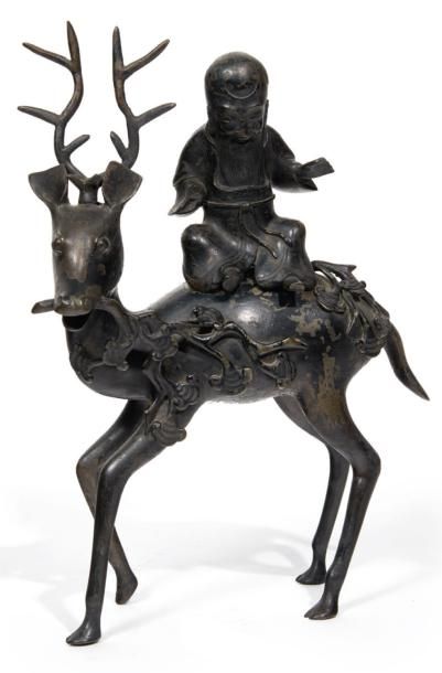 CHINE - XIXe siècle Brûle-parfum en forme de Shou Lao posé sur le dos d'un cerf tenant...