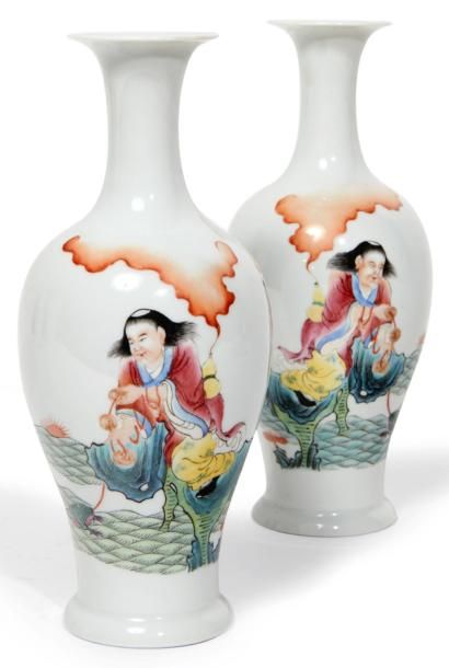 CHINE - Epoque de la République - MINGUO (1912 - 1949) Paire de vases bouteille à...