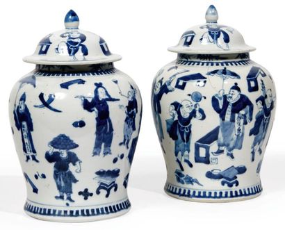 CHINE - XIXe siècle Paire de potiches balustres en porcelaine décorée en bleu sous...
