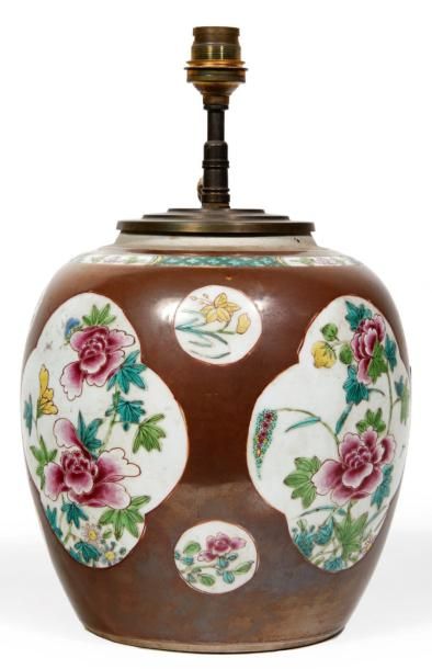 CHINE - Epoque QIANLONG (1736 - 1795) Pot à gingembre en porcelaine décorée en émaux...