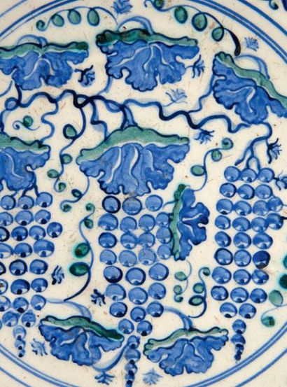 null PLAT AUX GRAPPES DE RAISIN, TURQUIE OTTOMANE, IZNIK VERS 1550-1565
Grand et...