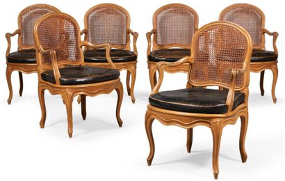 null SUITE DE SIX FAUTEUILS à dossier en anse de panier en bois laqué à l'imitation...