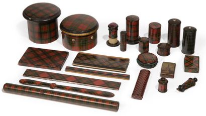 null SUITE D'ACCESSOIRES en bois peint à motif de tartans:
Robertson. Etui plat (éclats)...