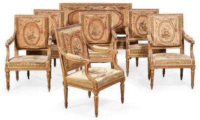  SALON À TAPISSERIE en bois sculpté et doré, comprenant une suite de quatre fauteuils...