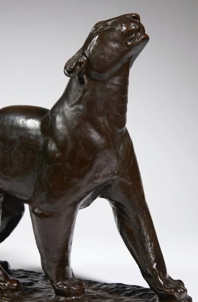 Georges-Lucien GUYOT (1885-1973) Panthère humant Bronze à patine brune. Modèle conçu...