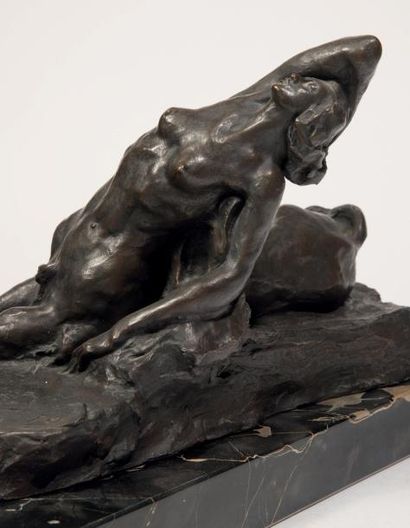 ALDRED PINA (1887-1966) Centauresse allongée. Bronze à patine brune. Signé «A.Pina»...