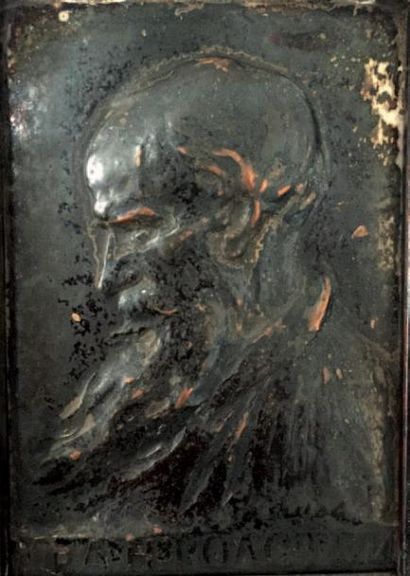 ÉCOLE RUSSE DU XIXE SIÈCLE Tolstoï Plaque en bas-relief a patine brune encadrée....