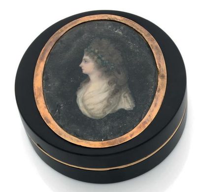 null BOITE ronde en écaille ornée d'une miniature sur ivoire: portrait de la Princesse...