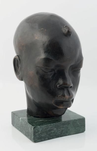 ARTHUR DUPAGNE (1895-1961) Tête d'enfant africain
Bronze à patine noire.
Socle en...